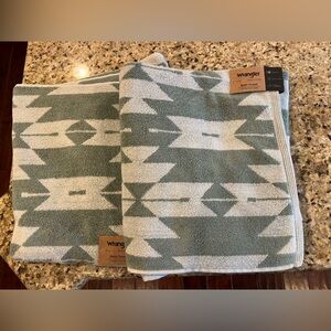 Set of 2 Wrangler Green and Cream Patterned Bath Towels